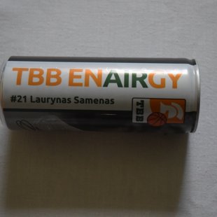 Lauryno Samėno atvaizdas ir parašas ant energetinio gėrimo skardinės (2014-2015 m., TBB)