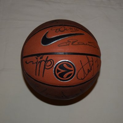 Kamuolys su 2013 m. Lietuvos rinktinės žaidėjų autografais