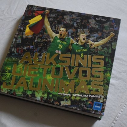 Roberto Dačkaus fotoknyga "Auksinis Lietuvos jaunimas" 2011 m.